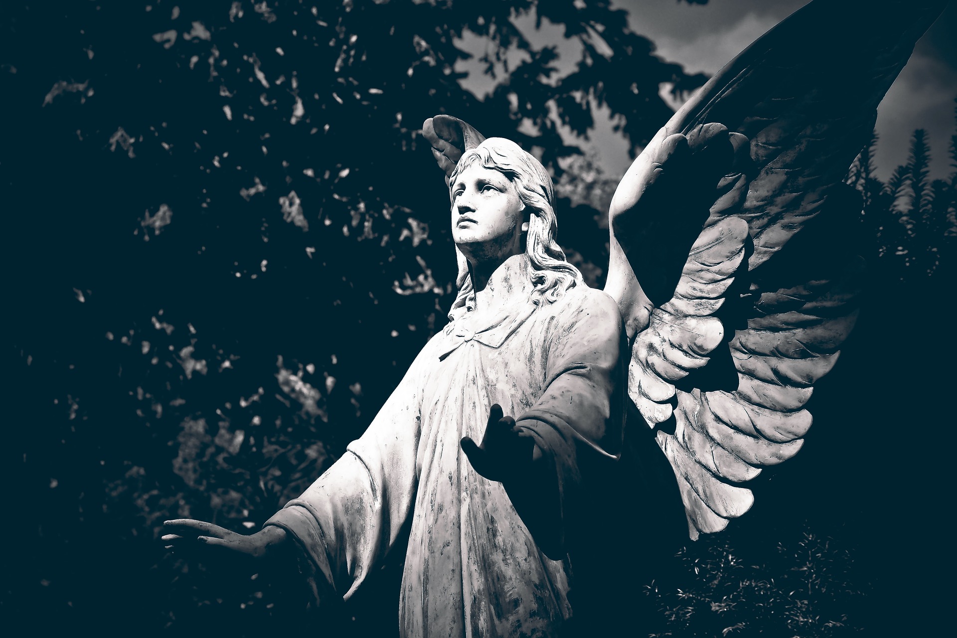 Ein Engel auf einem Friedhof