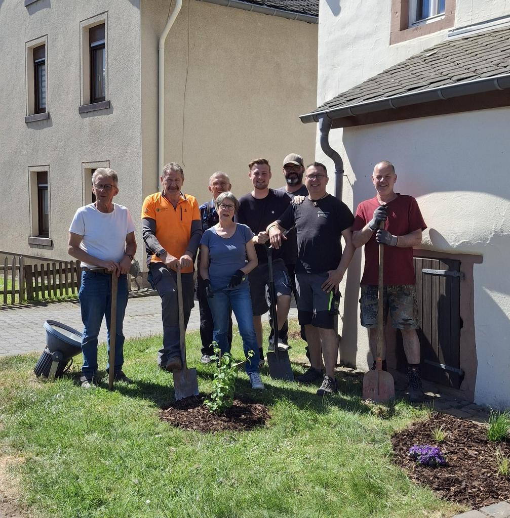 Dorfverschönerung mit den Gemeinderatsmitgliedern Walter Antony, Maria-Johanna Antony, Julian Gerschler, Rudi Hoffmann, Markus Hund, Jörg Marbach, Kerstin Meyer, Joachim Redelberger und dem Spontanhelfer Pascal Antony